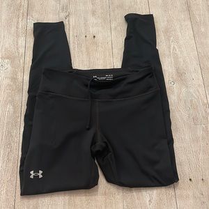 Under armor women’s black yoga pants heat gear m